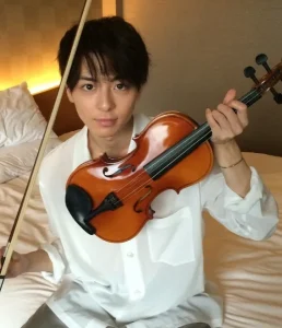 高杉真宙のバイオリン画像